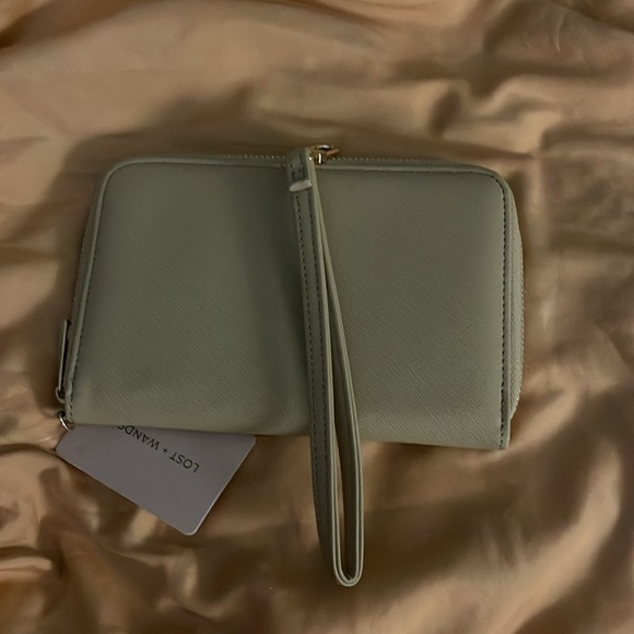 LOST + WANDER Worryfree Passport Wallet NWT with‎ detachable wristband. - Picture 9 of 9